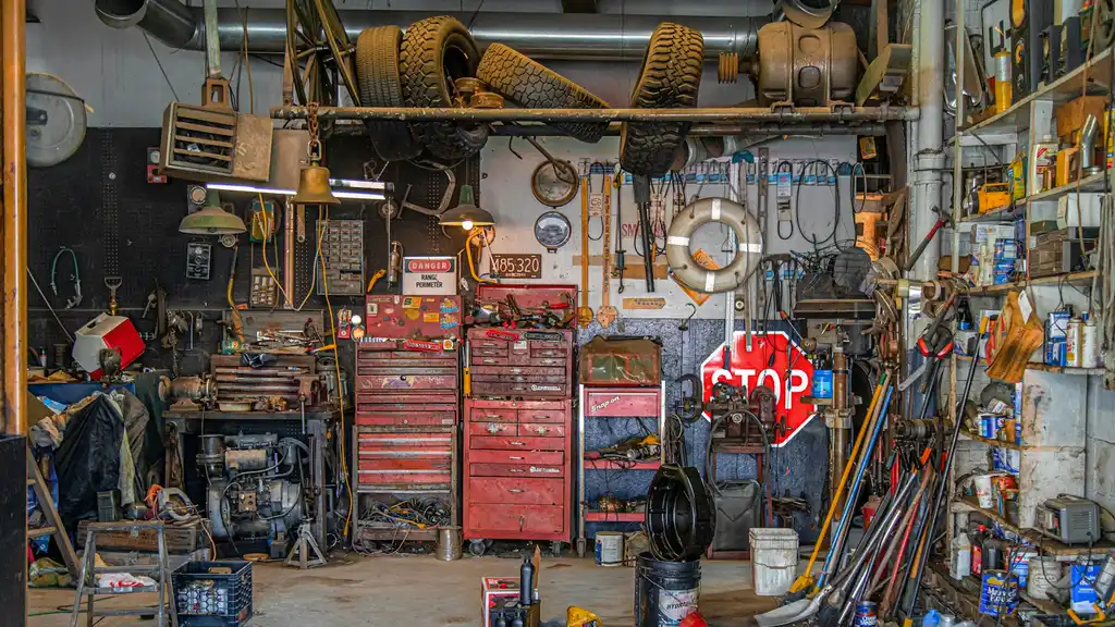 Un atelier de mécanique avec ses outils et ses pneus
